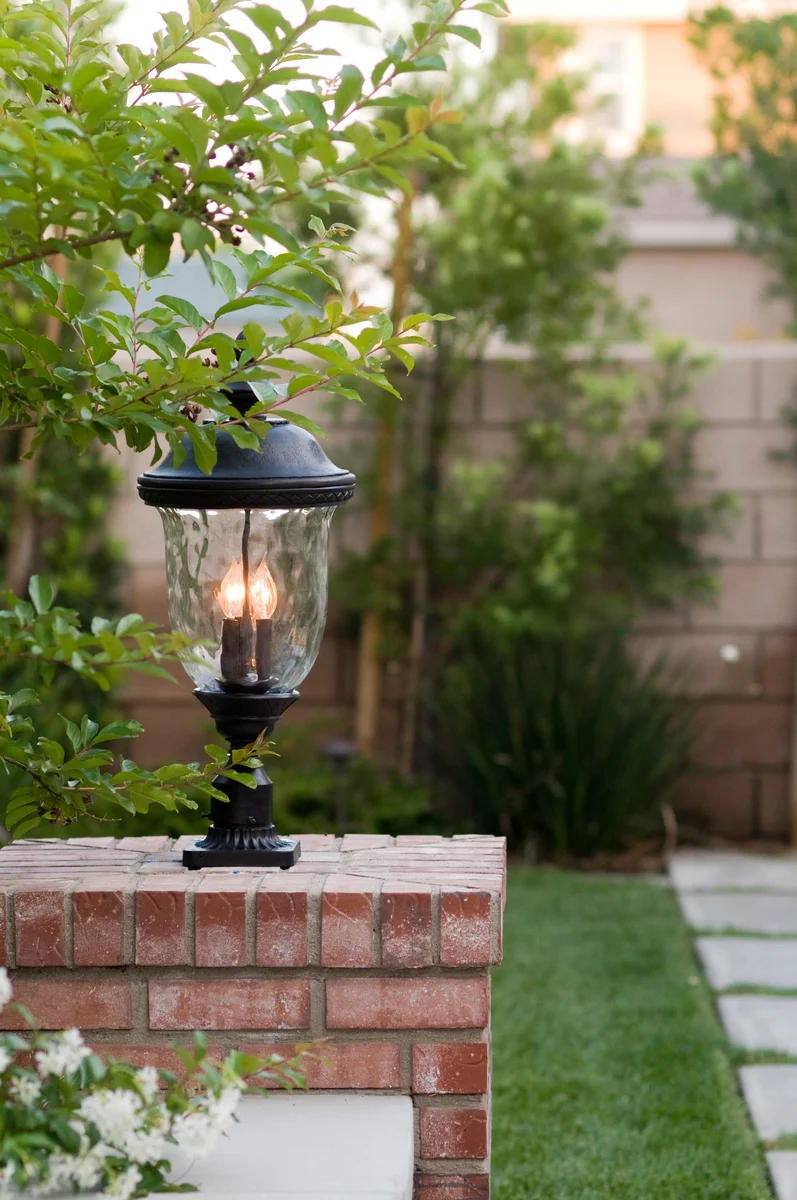 Carriage House DC 3-LT Outdoor Pole/Post Lantern - Image 4