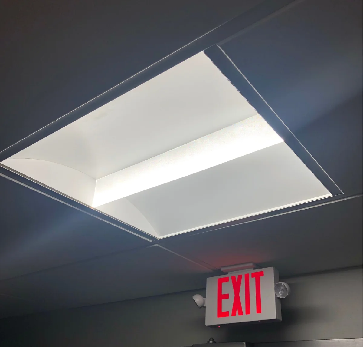 1 x 4 Foot LED Fin-Style Center Basket Troffer, Wattage Selectable: 21/28/32, 120-277V, 4000K - Image 4